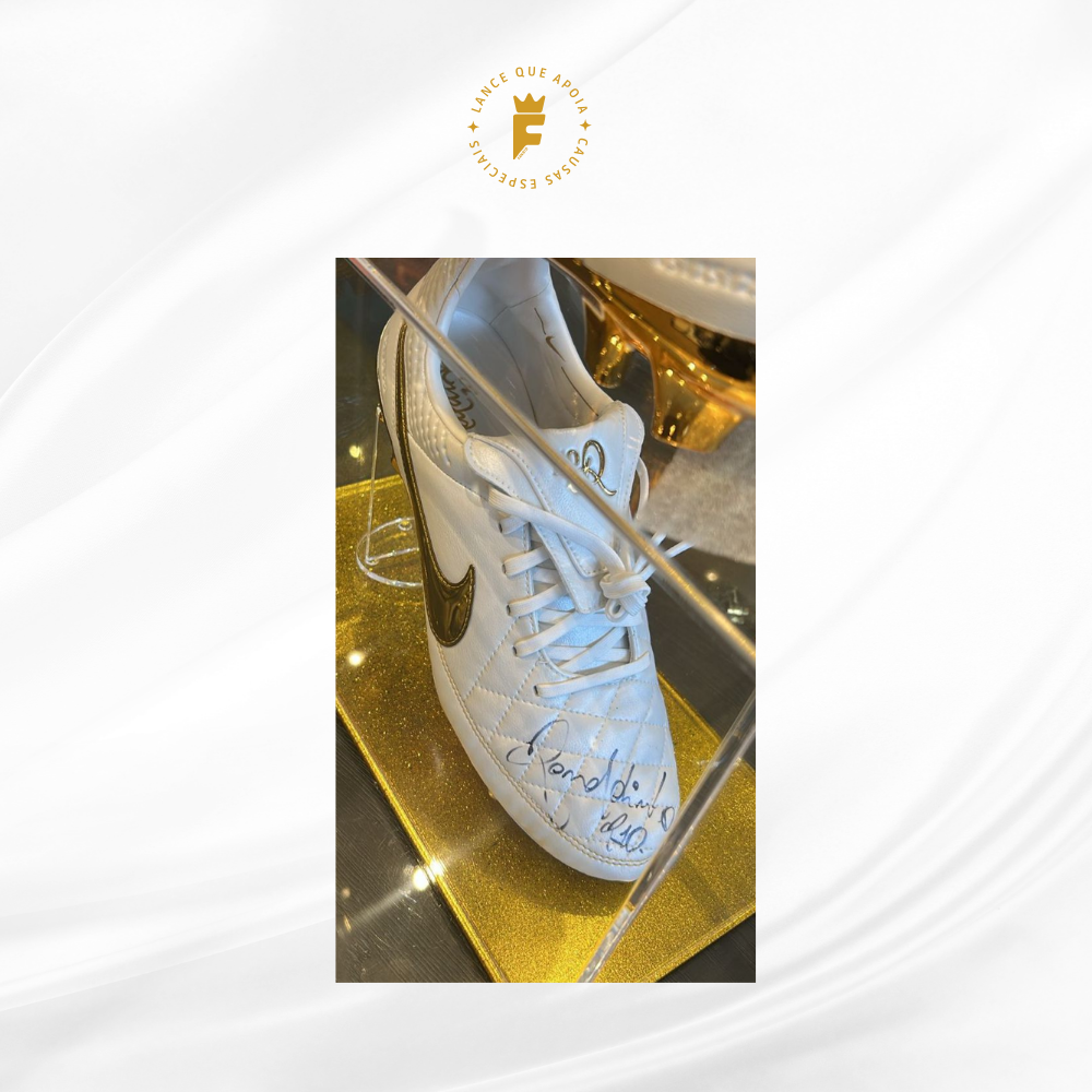 Chuteira Nike tiempo Remake white/gold autografada Ronaldinho Gaúcho