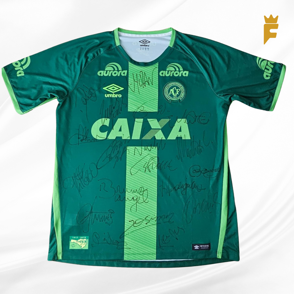 Camisa oficial da Chapecoense 2016, autografada por todo elenco